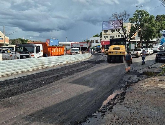Primeiro será realizada a fresagem, ou a raspagem do asfalto antigo, seguida pelo recapeamento.