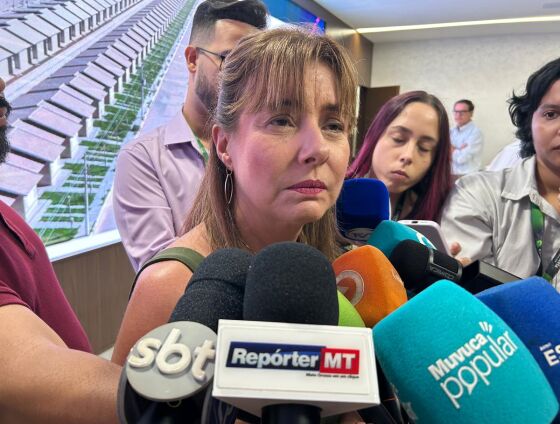 Segundo a prefeita, no local havia material didático que seria distribuído às escolas e creches que serão inauguradas.