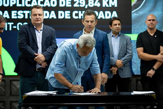 Entre as obras anunciadas estão a duplicação de rodovias, recuperação de asfalto dentro da cidade e uma nova ponte sobre o Rio Cuiabá. Confira todas as ações.