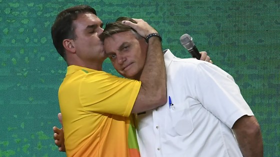 Decisão atravessa o primeiro turno das eleições e reacende o debate sobre a diferença de tratamento dispensada a adversários políticos.