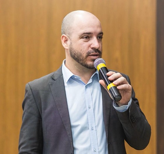 Geólogo, Doutor cotutela em Geociência e Meio Ambiente (UNESP) e Environmental Sciences (Universidade de Tubingen), Professor na UFMT, Presidente da Federação Brasileira de Geólogos (FEBRAGEO)
