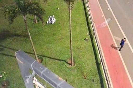 Com o impacto, as vítimas foram prensadas e arrastadas contra a barreira do viaduto