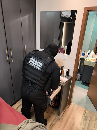 Durante as buscas, os policiais apreenderam uma pistola, munições, carregadores, celulares, além de três veículos