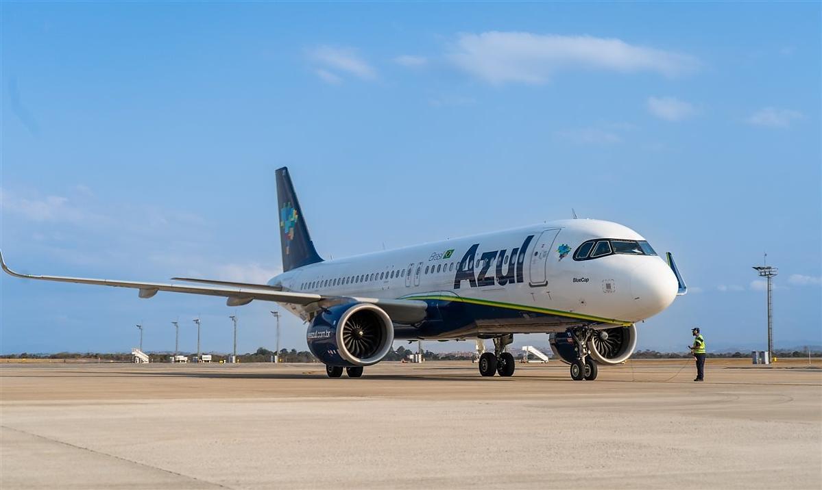 Azul é condenada a indenizar pai e filho por cancelamento de voo em Cuiabá
