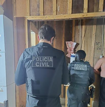 Ao todo, são 12 mandados de prisão e 10 de busca e apreensão decretados pela Justiça, embasados nas investigações do Núcleo de Repressão a Entorpecentes, da Delegacia de Alta Floresta