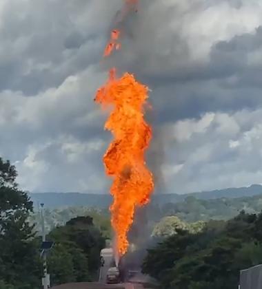 Por conta do incêndio, a pista no sentido sul, que liga Cuiabá a Rondonópolis, foi interditada.