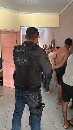 Ao todo, são cumpridas 97 ordens judiciais, sendo 27 mandados de prisão e 30 de busca e apreensão, além de bloqueio de 40 contas bancárias, expedidos pela 3ª Vara Criminal de Barra do Garças