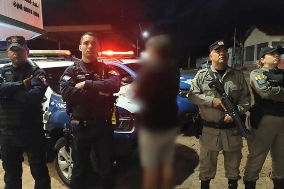 O homem, de 46 anos, fugiu após o crime, mas foi preso logo em seguida.