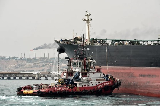 De acordo com comunicado, navio e tripulação estão seguros. A tensão cresce após novas restrições iranianas e bloqueio naval dos EUA.