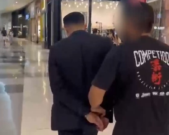 Alvo foi reso no shopping, onde trabalha como vendedor