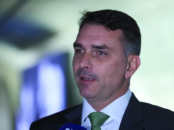 Pré-candidato a presidente, Flávio Bolsonaro tenta unir forças entre a direita de Mato Grosso para beneficiar seu projeto político.