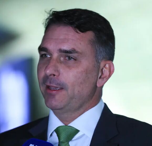 Flávio Bolsonaro questionou a falha na transmissão de sua propaganda eleitoral, exibida sem áudio nesta segunda-feira (12)