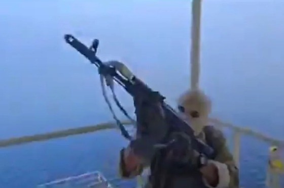 A ação foi realizada pela Força Naval da Guarda Revolucionária e, de acordo com a mídia local, é o primeiro vídeo que mostra a dinâmica da atuação dos agentes