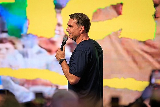 Flávio Bolsonaro provocou o governo Lula após operação atingir Jaques Wagner.