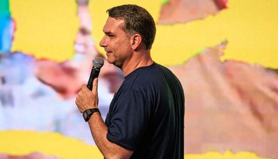 Flávio Bolsonaro provocou o governo Lula após operação atingir Jaques Wagner.