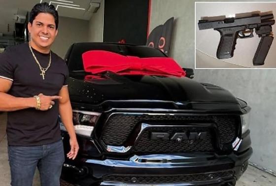 Empresário teria xingado e ameaçado policiais penais após prisão por posse ilegal de arma furtada.