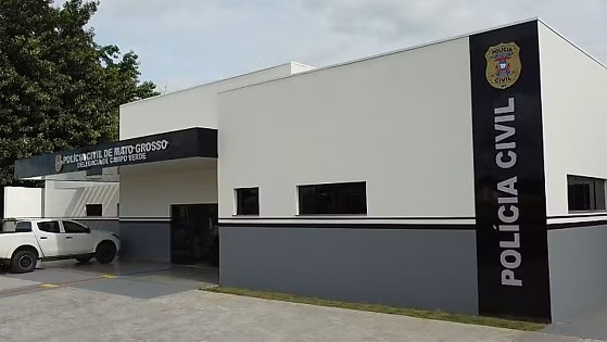 O jovem foi preso em flagrante e encaminhado à delegacia, podendo responder por crimes como lesão corporal no contexto de violência doméstica.