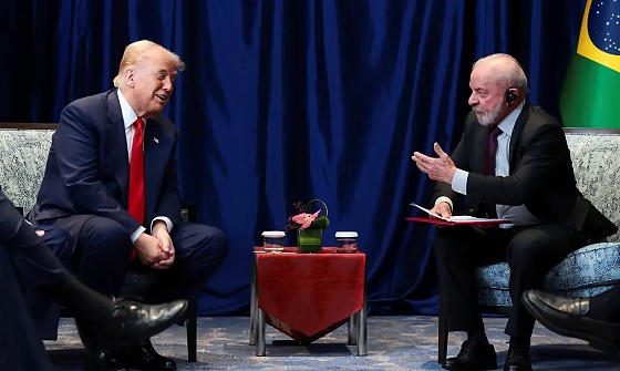 Donald Trump e Lula durante encontro na Malásia em Outubro de 2025
