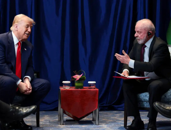 Donald Trump e Lula durante encontro na Malásia em Outubro de 2025