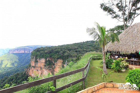 O tradicional mirante do Morro dos Ventos atrai milhares de turistas, mas documentos oficiais revelam que as vias de acesso são públicas e foram cercadas irregularmente.
