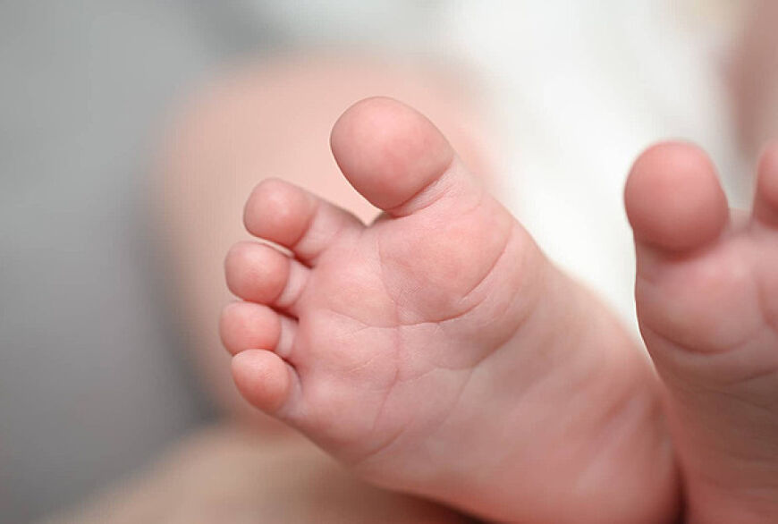 A perícia também apontou que a bebê apresentava quadro de pneumonia, com evolução para insuficiência respiratória aguda, além de edema pulmonar e congestão pulmonar, condições que levaram ao óbito.