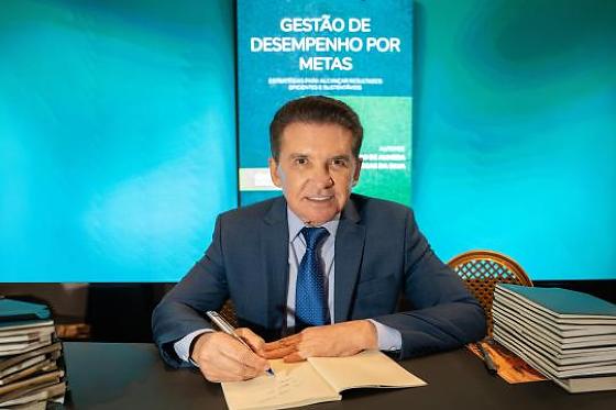 Presidente Sérgio Ricardo lança livro sobre gestão de desempenho por metas