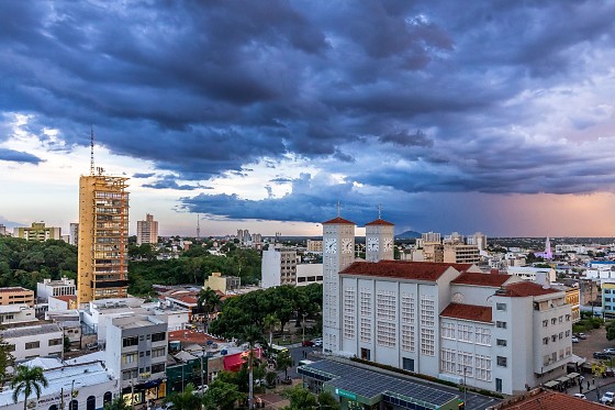 A Defesa Civil de Mato Grosso emitiu um alerta de chuvas intensas válido até a madrugada de 30 de abril. A previsão indica precipitações de até 30 mm/h e ventos de até 60 km/h em diversas regiões, incluindo Cuiabá.