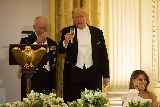 Após um discurso do monarca britânico repleto de ironias históricas — que incluíram desde a origem da língua inglesa nos EUA até o uso da palavra soccer —, Trump reagiu com bom humor, chegando a perguntar, em tom jocoso, se o rei estava bêbado devido