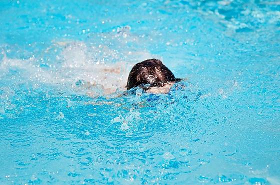 criança foi encontrada submersa na piscina e teria permanecido cerca de 10 minutos dentro da água antes de ser retirada.