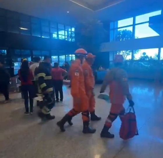 Os bombeiros atuaram no combate às chamas até o controle da situação