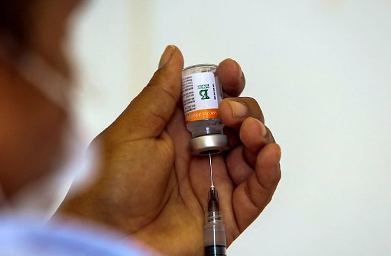 Profissional de saúde prepara vacinação com dose da Coronavac em São Paulo 