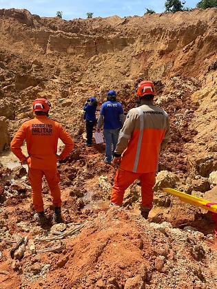 Os bombeiros realizaram o isolamento da área e acionaram a Perícia Oficial e Identificação Técnica (Politec), que esteve no local para os procedimentos necessários