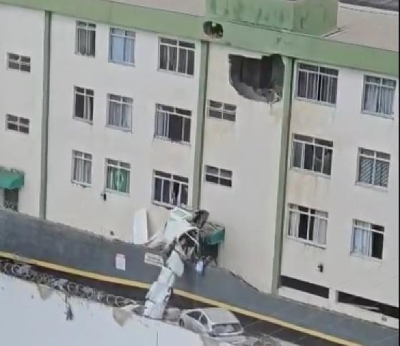 Um avião de pequeno porte caiu e atingiu um prédio residencial em Belo Horizonte (MG)