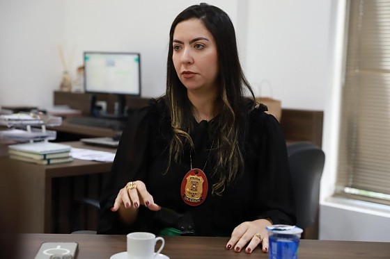 Delegada Jéssica Assis destaca importância de denunciar comportamento controlador por parte do homem