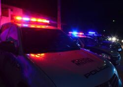 Diante dos relatos e dos indícios dos crimes de injúria racial e ameaça, o acusado e as vítimas foram conduzidos pela Polícia Militar até a 1ª Delegacia de Polícia de Rondonópolis para as providências cabíveis.