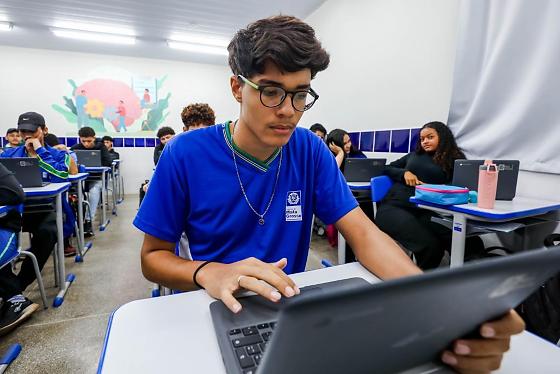 A iniciativa tem como objetivo promover a inclusão social e o desenvolvimento profissional de jovens por meio da oferta de formação aeronáutica completa e gratuita