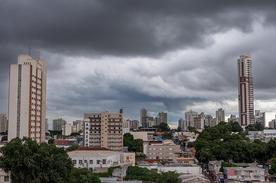 Durante a manhã, o céu deve permanecer com muitas nuvens e há previsão de chuva em pontos isolados.