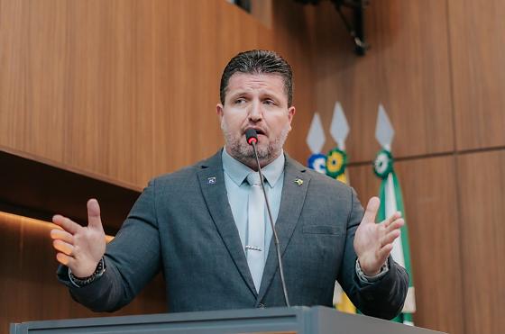 Vereador afirma que bandeira arco-íris é usada como “pauta ideológica” e cita até possível influência chinesa nas escolas