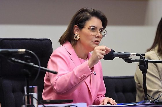 Em entrevista ao Repórter MT, a líder da bancada mato-grossense na Câmara Federal fez duras críticas à condução do presidente Luiz Inácio Lula da Silva (PT) em relação ao tema, que, segundo ela, coloca a mulher em um papel subalterno