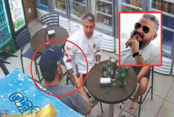 O réu responde por homicídio qualificado, com as agravantes de motivo fútil e uso de recurso que dificultou a defesa da vítima, conforme denúncia do MP
