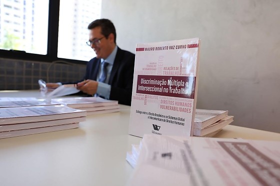 Obra de Mauro Vaz Curvo utiliza caso real em Cuiabá para analisar a discriminação múltipla, fenômeno onde diferentes preconceitos se somam