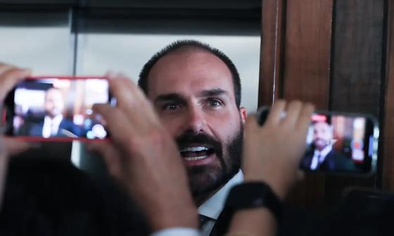 Desde o ano passado, Eduardo está nos Estados Unidos. Ele perdeu o mandato de parlamentar por faltar às sessões da Câmara dos Deputados.