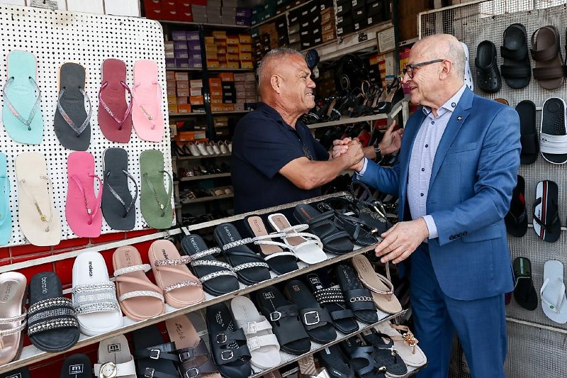 OTAVIANO PIVETTA E COMERCIANTE NO CENTRO