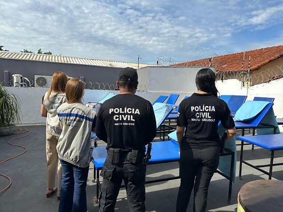 A Delegacia Especializada de Defesa do Consumidor (Decon), em conjunto com a Vigilância Sanitária, realizou uma fiscalização na manhã desta quinta-feira (14/05) em uma clínica de bronzeamento no bairro Bosque da Saúde, em Cuiabá.
