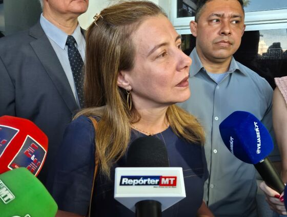 A prefeita Flávia Moretti detalha a necessidade da reforma municipal para equilibrar as contas