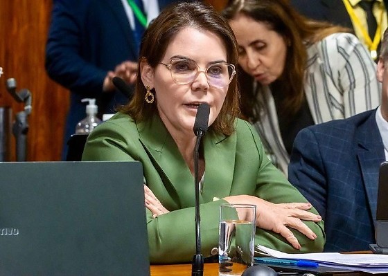 O debate, que ocorre às 16h no Plenário 14, focará nas medidas provisórias do Governo Federal (MPs 1.340, 1.343 e 1.349/2026) e como elas influenciam a inflação, o frete e o abastecimento nacional em meio à crise logística no Oriente Médio.