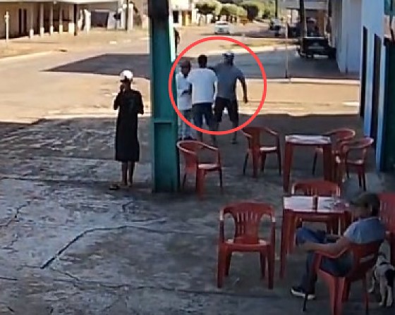 Autor do crime fugiu do local em uma moto com ajuda de um comparsa.