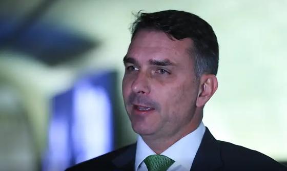 Conforme noticiado pelo O Globo, o presidenciável já fez diversas reuniões desde quando o caso veio à tona, mas foram encontros com uma participação mais restrita