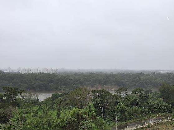 Os dias serão de muitas nuvens, com pancadas de chuva isoladas.