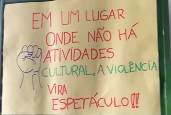 O que mais chamou atenção no movimento foi um erro grave de português em um dos cartazes espalhados pela instituição, envolvendo concordância entre singular e plural.